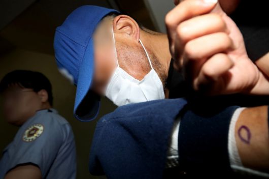 ‘묵묵부답’ 대구 스토킹 여성 살해 피의자 - 대구 달서구의 한 아파트에 침입해 스토킹하던 50대 여성을 흉기로 살해하고 도주한 혐의를 받는 피의자 A씨가 16일 오후 대구지방법원 서부지원에 출석해 구속 전 피의자 심문(영장실질심사)을 마친 뒤 법원을 떠나고 있다. 2025.6.16. 뉴스1