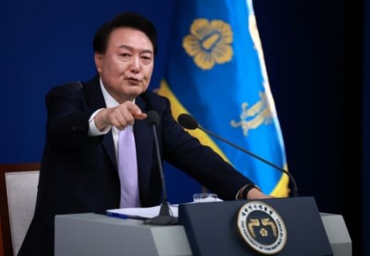 윤석열 전 대통령이 ‘대국민담화 및 기자회견’에서 취재진의 질문에 답하던 모습. 연합뉴스