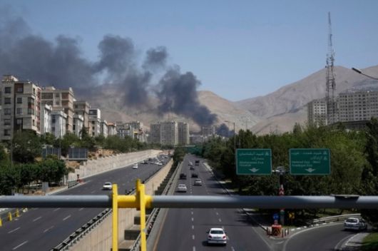 지난 16일(현지시간) 이란 테헤란의 한 석유 저장시설이 이스라엘의 공습으로 타격을 받은 것으로 보이는 가운데 연기가 피어오르고 있다. AP=연합뉴스