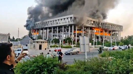 16일(현지시간) 이란 테헤란 북부인 3구에 있는 국영 IRIB 방송국 본사가 이스라엘 공습으로 화염에 휩싸여 있다. 2025.6.16 엑스