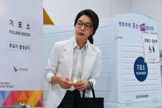 (서울=연합뉴스) 신현우 기자 = 윤석열 전 대통령 배우자인 김건희 여사가 제21대 대통령 선거일인 3일 서울 서초구 원명초등학교에 마련된 서초4동제3투표소에서 기표를 마치고 기표소에서 나오고 있다. 2025.6.3 [공동취재]