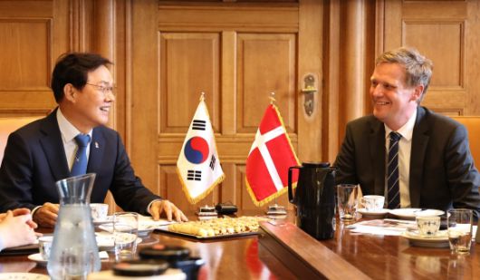 덴마크 코펜하겐시를 공식 방문한 박완수 (왼쪽) 경남도지사. 2025.6.17. 경남도 제공