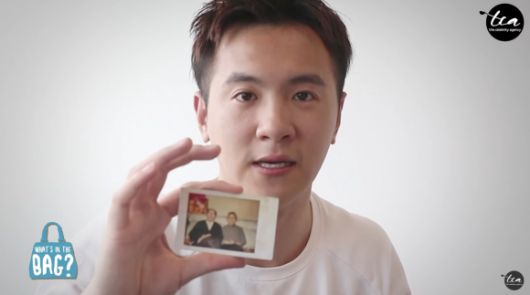 중국 출신 싱가포르 배우 이안 팡이 2017년 영상에서 자신의 가방 속 소지품을 소개하는 모습. 유튜브 채널 ‘The Celebrity Agency’ 캡처