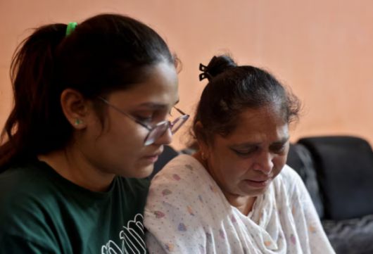 지난 12일 인도에서 발생한 최악의 비행기 추락사고의 희생자 중 한명인 로렌스 다니엘 크리스찬의 어머니(오른쪽)이 인터뷰 도중 오열하고 있다. 로이터 연합뉴스