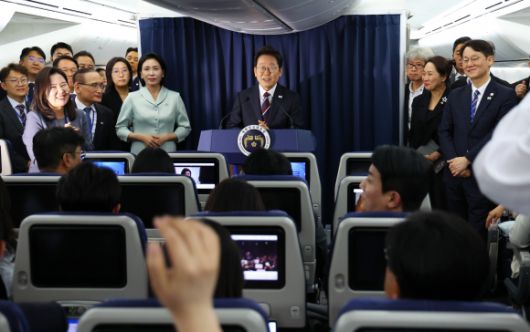 공군 1호기에서 기자간담회 하는 이재명 대통령 - 이재명 대통령이 16일(현지시간) 주요 7개국(G7) 정상회의 참석을 위해 캐나다 앨버타주 캘거리로 향하며 공군 1호기에서 기자간담회를 하고 있다. 연합뉴스