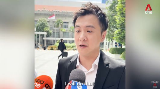 미성년자 간음 등 혐의로 징역 3년 4개월을 선고받은 중국 출신 싱가포르 배우 이안 팡이 16일(현지시간) 싱가포르 국가법원에 출석하는 길에 취재진을 만나 자신의 혐의를 인정하고 사과하고 있다. CNA 공식 유튜브 캡처