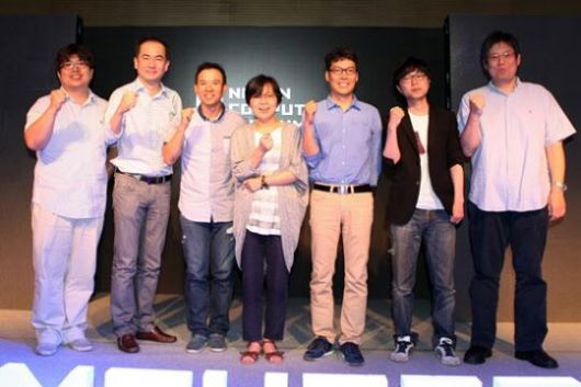 국내 첫 컴퓨터 박물관인 ‘넥슨컴퓨터박물관’ 개관을 앞둔 2013년 7월 8일 김정주 창업주와 송재경 전 엑스엘게임즈 대표를 비롯해 ‘바람의 나라’를 낳고 키워 온 7인이 제주 라온 호텔에서 열린 미디어 시사회에서 기념사진을 찍고 있다. 사진은 왼쪽부터 당시 김영구 넥스토릭 대표, 서민 넥슨 대표, 김 창업주, 바람의 나라 원작 만화가 김진, 송 대표, 김경률 애니파크 모바일개발실장, 정상원 띵소프트 대표. 넥슨 제공