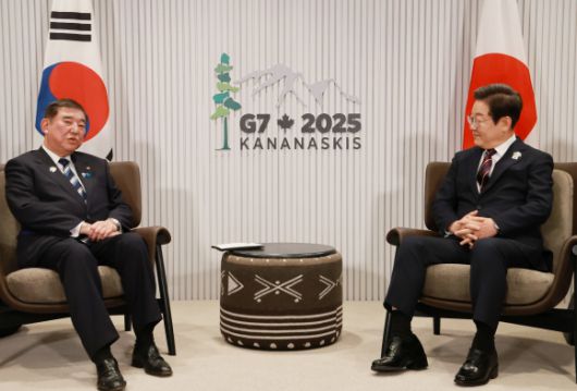 이시바 시게루 일본 총리가 17일(현지시간) 캐나다 앨버타주 캐내내스키스 주요 7개국(G7) 정상회의장에서 이재명 대통령과 한일 정상회담을 하며 발언하고 있다. 2025.6.18 연합뉴스