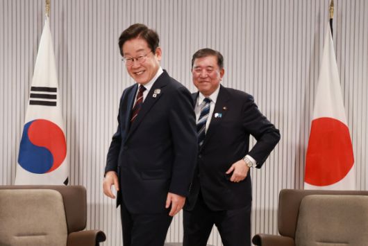 이재명 대통령이 17일(현지시간) 캐나다 앨버타주 캐내내스키스 주요 7개국(G7) 정상회의장에서 열린 한일 정상회담에서 이시바 시게루 일본 총리와 자리를 바꾸며 밝게 웃고 있다. 2025.6.18 연합뉴스