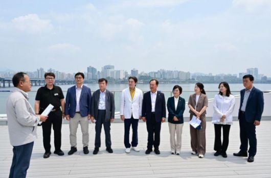 지난 17일 미래한강본부가 추진중인 한강버스와 여의도 선착장을 방문한 서울시의회 교통위원회(위원장 이병윤)