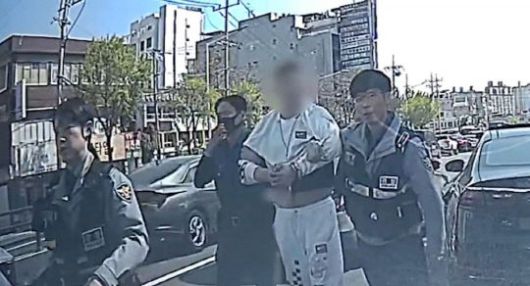 4월 26일 오전 9시 40분쯤 대전 서구 도마동의 한 도로에서 음주운전·난폭운전·공무집행방해 등 혐의로 현행범 체포되는 30대 남성. 경찰청 공식 유튜브(대전서부경찰서 제공)