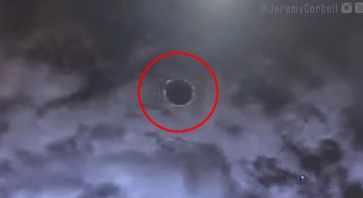 미군은 2020년 11월 아프가니스탄과 파키스탄 국경 상공에서 구름 사이를 오가며 자유자재로 비행하는 미확인비행물체를 촬영했다. 영상은 2년간의 분석을 거쳐 최초로 공개됐다. 제레미 코벨 제공