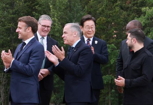 이재명 대통령 - 이재명 대통령이 17일(현지시간) 캐나다 앨버타주 캐내내스키스 주요 7개국(G7) 정상회의장에서 G7 및 초청국 기념촬영 후 볼로디미르 젤렌스키 우크라이나 대통령을 바라보고 있다.  연합뉴스