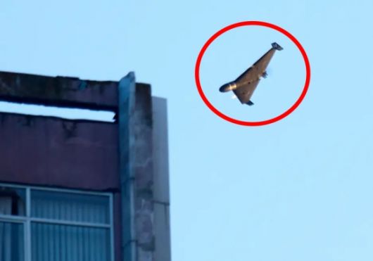 현지시간으로 17일 우크라이나 수도 키이우를 겨냥한 러시아군의 대규모 미사일과 드론 공격이 이어지는 가운데, 러시아군이 발사한 이란제 샤헤드 드론이 건물을 향해 다가가고 있다. AP 연합뉴스