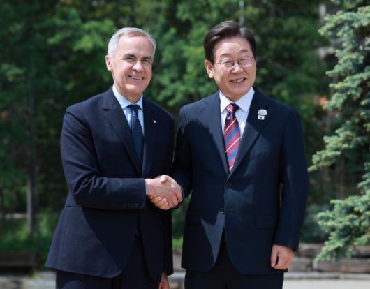 이재명 대통령, G7 환영식 참석 - 이재명 대통령이 17일(현지시간) 캐나다 앨버타주 캐내내스키스 주요 7개국(G7) 정상회의장에서 열린 초청국 공식 환영식에 도착해 의장국 마크 카니 캐나다 총리와 인사하고 있다.  연합뉴스