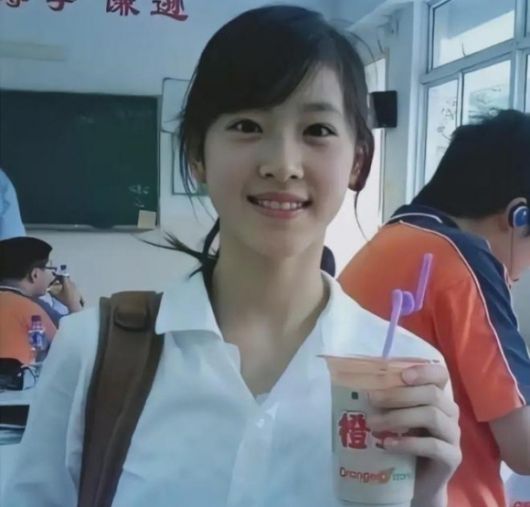 2009년 밀크티를 든 사진 한 장으로 중국에서 인터넷 스타가 된 장저톈. 바이두 캡처