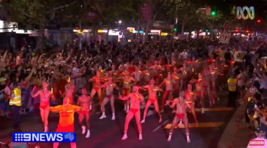 지난 3월 1일 시드니에서 열린 호주 최대 성소수자 축제 ‘제47회 마르디 그라스’에서 참가자들이 퍼레이드를 즐기고 있다. 호주 9뉴스 공식 유튜브 캡처