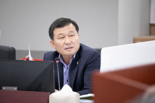 한원찬 의원. 18일 2025년도 제1회 노동국 추가경정예산안 심의. 고연차 공무직 퇴직 러시 예산 지적. (사진=경기도의회)