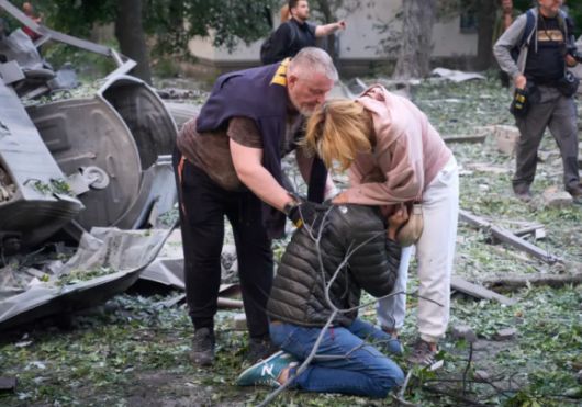 17일(현지시간) 우크라이나 키이우에서 러시아의 대규모 드론 공습에 피해를 본 아파트 주민들이 슬퍼하고 있다. 이날 러시아군의 공습으로 최소  21명이 사망하고, 134명이 다쳤다. AP 연합뉴스