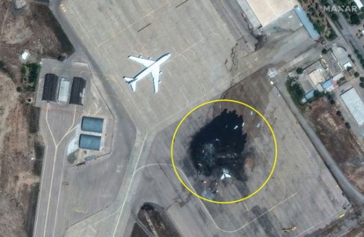 지난 17일 이란 데즈풀 공군기지에 배치된 이란 공중급유기(KC-707)가 이스라엘의 공습으로 파괴됐다. AFP 연합뉴스