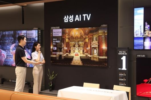 △ 삼성스토어 신세계 강남 방문 고객이 전문 매니저에게 삼성 AI TV에 대한 설명을 듣고 있다.