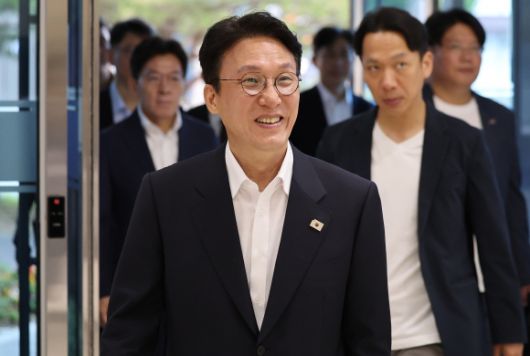 김민석 국무총리 후보자가 20일 대구 수성구 대구디지털혁신진흥원에서 열린 ‘인공지능 전환(AX) 연구거점 조성을 위한 경청 간담회’에 참석하기 위해 이동하고 있다. 2025.6.20 대구 연합뉴스