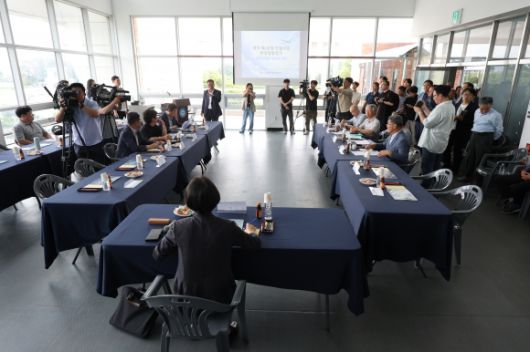 제주 제2공항 환경영향평가협의회 - 19일 제주 서귀포시 성산읍 성산국민체육센터에서 제2공항 건설사업 환경영향평가협의회 회의가 진행되고 있다. 연합뉴스