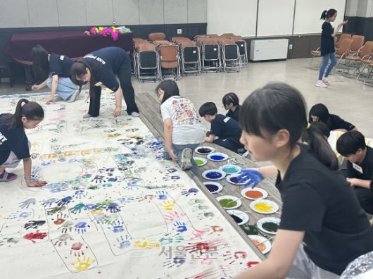 ‘꿈의 무용단 은평’ 2기 단원들이 무용 교육을 마친 뒤 ‘핸드 프린팅’ 놀이를 하고 있다. 은평문화재단은 무용﻿뿐만 아니라 단원들이 다양한 놀이에도 참여할 수 있도록 지원하고 있다.