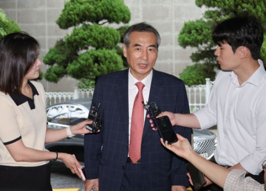 윤석열 전 대통령 부인 김건희 여사 관련 의혹을 수사하는 민중기 특별검사가 20일 서울 서초구 서초동에 마련된 임시 사무실로 출근하며 취재진의 질문을 받고 있다. 2025.6.20 연합뉴스