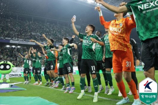 수원FC에 3-2 역전승을 거둔 뒤 환호하는 전북 선수들. 한국프로축구연맹 제공