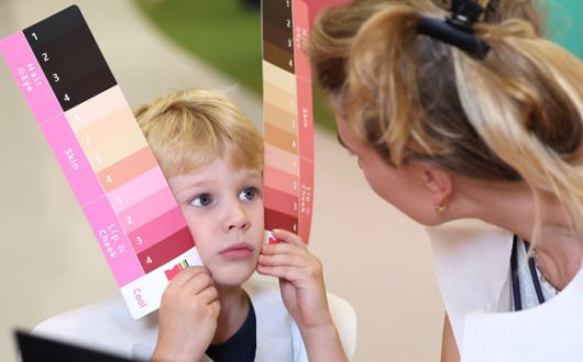 내게 잘 어울리는 색깔은?… 2025 코리아 뷰티페스티벌 - 19일 서울 중구 동대문디자인플라자(DDP)에서 열린 ‘2025 코리아 뷰티페스티벌’에서 한 외국인 어린이가 개인에게 어울리는 톤과 색상을 진단해 주는 ‘퍼스널 컬러’ 찾기 체험을 하고 있다. 뉴스1