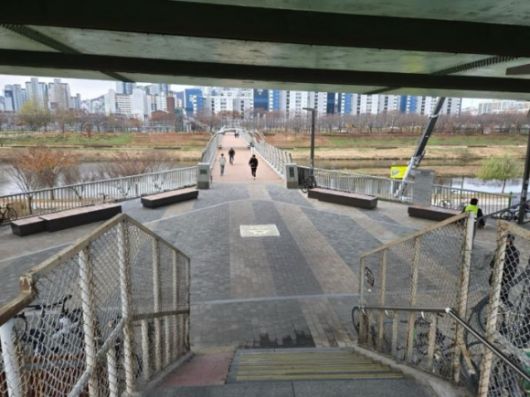 금나래 수변광장