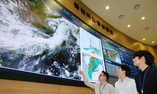 (대전=뉴스1) 김기태 기자 = 전국에 많은 비가 예보된 가운데 20일 대전 대덕구 한국수자원공사 물관리종합상황실에서 직원들이 호우대비 모니터링을 하고 있다. 뉴스1