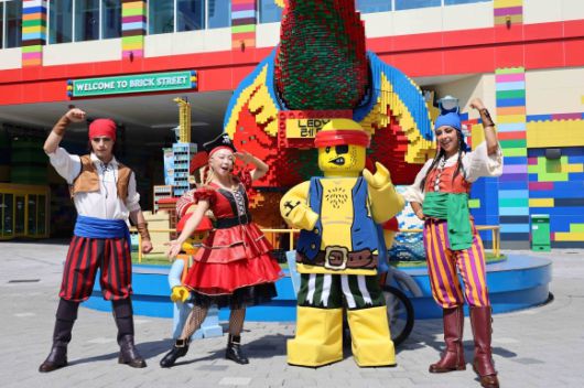 해적 콘셉트의 공연으로 즐거움을 선사하는 ‘고! 고! 해적단’ . 레고랜드 제공.