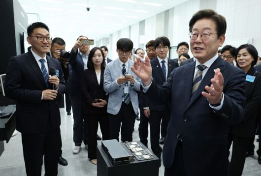 이재명 대통령, AI 제품·서비스 시연 참관 - 이재명 대통령이 20일 울산전시컨벤션센터에서 열린 인공지능(AI) 글로벌 협력 기업 간담회 뒤 AI 제품·서비스 시연을 참관하며 발언하고 있다. 연합뉴스