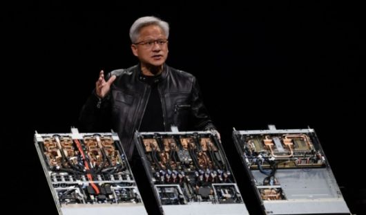 지난달 19일 대만 타이베이에서 열린 컴퓨텍스 행사에서 젠슨 황 엔비디아 최고경영자(CEO)가 신제품을 소개하고 있다. 타이베이 EPA  연합뉴스