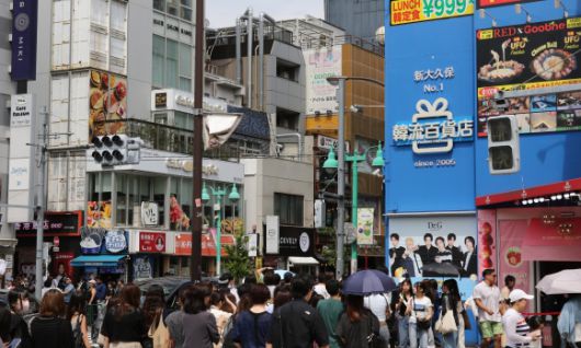 일본 도쿄에서 한국 음식점과 상점이 밀집한 신오쿠보 거리가 인파로 북적이고 있다. 2025.6.15 연합뉴스