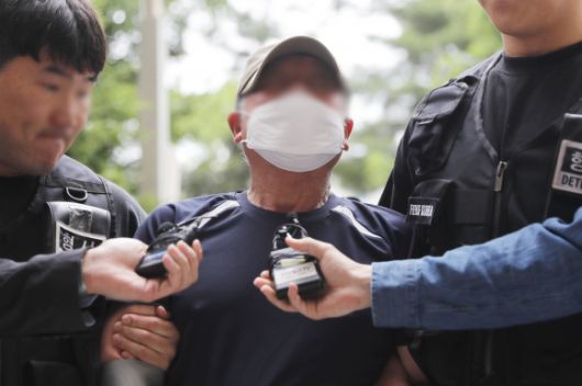 가정폭력으로 인한 접근금지 조치가 끝난 지 일주일 만에 아내를 찾아가 흉기로 살해한 혐의(살인)를 받는 60대 A씨가 21일 오후 인천 미추홀구 인천지방법원에서 열린 구속 전 피의자 심문(영장실질심사)에 출석하기 위해 이동하고 있다. 2025.06.21 뉴시스