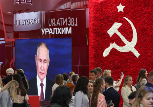 20일(현지시간) 러시아 상트페테르부르크 엑스포포럼 컨벤션 전시 센터에서 열린 제28회 국제경제포럼(SPIEF) 본회의에 참석한 블라디미르 푸틴 러시아 대통령의 모습이 스크린에 비춰지고 있다. 2025.6.20 상트페테르부르크 TASS 연합뉴스