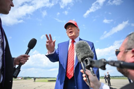 20일(현지시간) 도널드 트럼프 미국 대통령이 뉴저지주 모리스타운 시립공항에 도착한 뒤 기자들에게 발언하고 있다. 트럼프 대통령은 자신의 베드민스터 골프 리조트에서 열리는 ‘MAGA Inc.’ 후원 만찬에 참석할 예정이다. 2025.6.20 모리스타운 AFP 연합뉴스