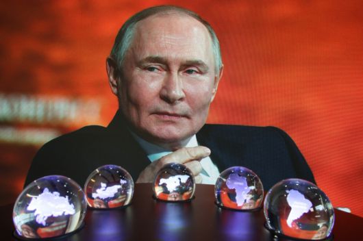 20일(현지시간) 러시아 상트페테르부르크 엑스포포럼 컨벤션 전시 센터에서 열린 제28회 국제경제포럼(SPIEF) 본회의에 참석한 블라디미르 푸틴 러시아 대통령의 모습이 스크린에 비춰지고 있다. 2025.6.20 상트페테르부르크 TASS 연합뉴스