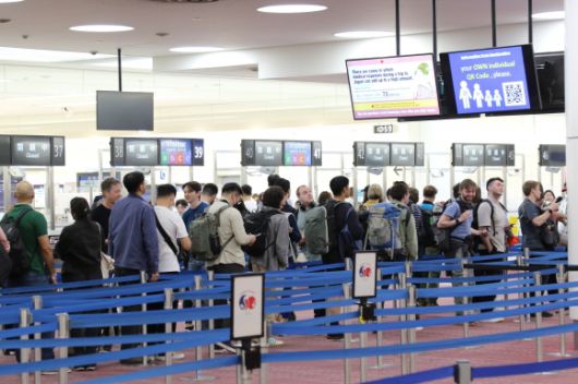 도쿄 하네다공항에 길게 늘어선 외국인 입국 심사줄 - 한국과 일본 정부가 국교정상화 60주년을 맞아 6월 한 달간 상대 국민 전용 입국 심사대를 운영하기로 한 가운데 제도 첫날인 1일 도쿄 하네다공항에서 많은 외국인이 입국 심사를 위해 대기하고 있다. 한국인 전용 심사 줄은 이와는 별도로 마련됐다. 2025.6.1 연합뉴스