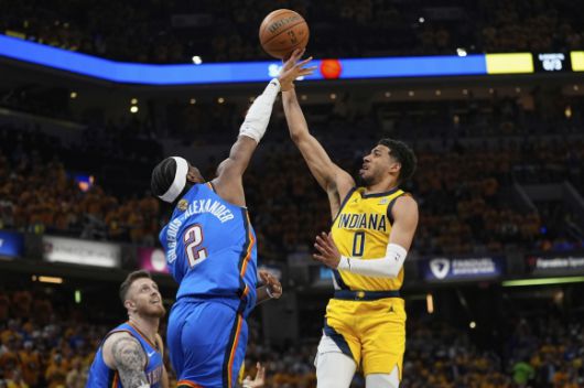 인디애나 페이서스 타이리스 할리버튼이 20일(한국시간) 미국 인디애나주 인디애나폴리스 게인브리지 필드하우스에서 열린 2024~25 NBA 파이널 6차전 오클라호마시티 선더와의 홈 경기에서 샤이 길저스알렉산더를 상대로 공격하고 있다. AP 연합뉴스