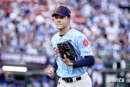 프로야구 롯데 자이언츠 투수 윤성빈이 22일 부산 사직구장에서 열린 삼성 라이온즈와 경기에서 7회 구원 등판해 삼자범퇴로 막은 뒤 더그아웃으로 들어가고 있다.