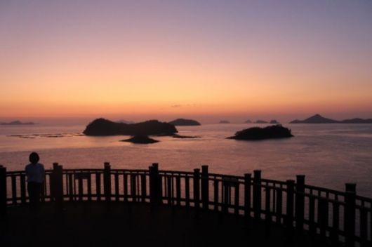 진도 세방낙조 전망대에서 다도해의 아름다운 섬과 함께 떨어지는 낙조를 볼 수 있다. 진도군 제공