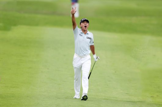 옥태훈이 22일 경남 양산의 에이원CC(파71)에서 열린  제68회 KPGA 선수권대회(총상금 16억원) 대회 마지막 날 4라운드에서 3번 홀에서 이글을 기록한 뒤 손가락으로 셋을 가리키며 환호하고 있다. KPGA 제공