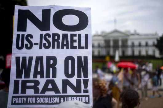 22일(현지시간) 미국 워싱턴DC 백악관 앞에서 시위대가 미국의 이란 핵시설 공습을 규탄하는 집회를 열고 있다. UPI 연합뉴스