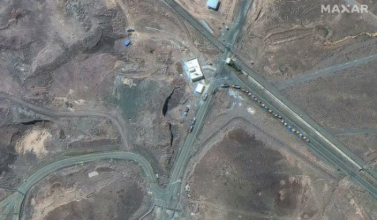 미국이 벙커버스터 폭탄 12발을 떨어뜨리기 전 이란 지하 핵시설 포르도의 입구에서 16대의 트럭이 터널 입구로 들어가고 있다. 엑스 캡처