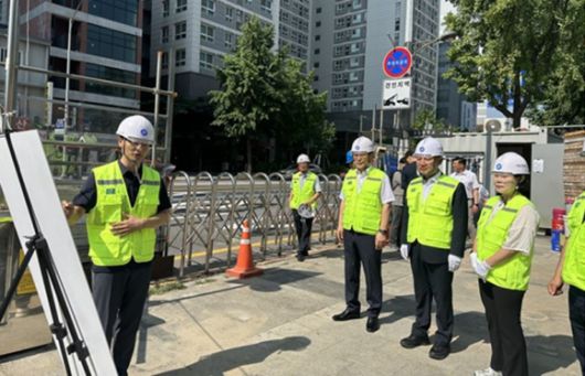 1번출구 공사 현장에서 에스컬레이터 설치 공사에 대한 브리핑을 받은 이병윤 위원장