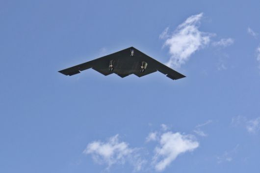 20일(현지시간)부터 36시간 동안 이란 핵시설 무력화 임무를 전개한 미 공군 B-2 스텔스 폭격기가 22일 미국 미주리주 와이트먼 공군기지로 복귀하고 있다. 2025.6.22 AP 연합뉴스